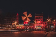 Moulin Rouge Paris avec dîner-croisière à la Tour Eiffel